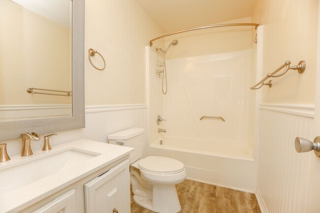 Building Photo - Spacious Townhome Move in Ready!!