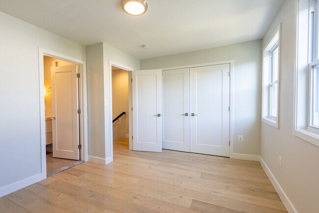 Building Photo - Beautiful 3 BR/3 BA Townhome in Brentwood!