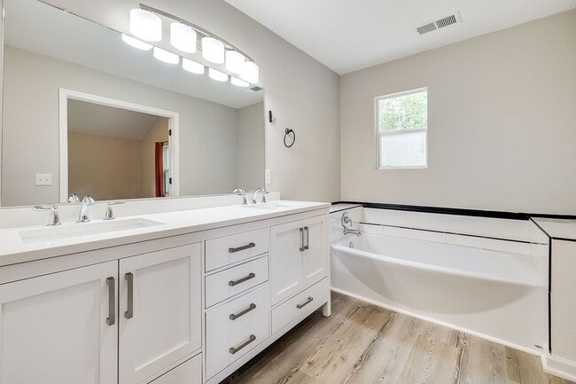 Building Photo - Freshly Painted 4 Bed Home on Huge Lot wit...