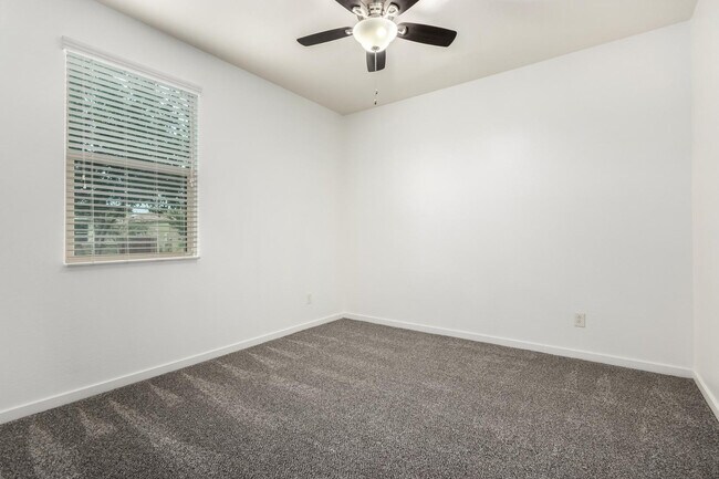 Building Photo - 1035 Carlsbad Dr