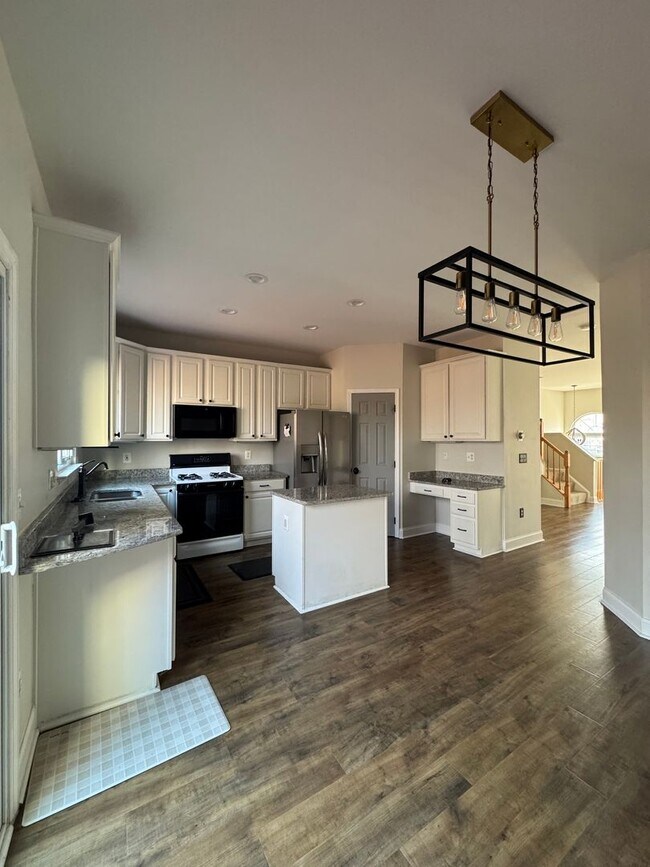 Building Photo - Well-Located 3BR, 2-Full, and 2-Half Bath Townhouse w/ One-Car Garage in Sterling, VA