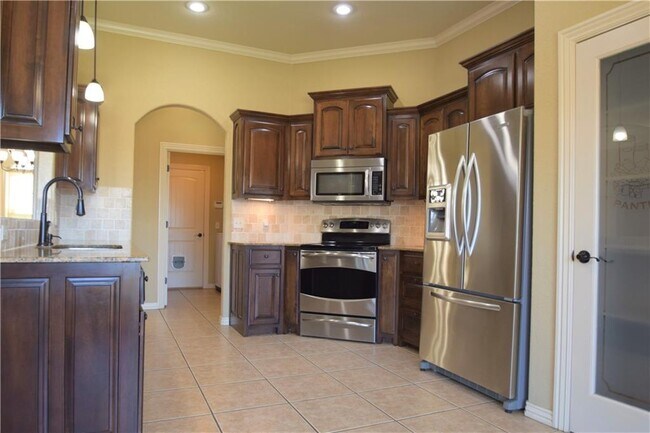 Building Photo - 3902 SW Flatrock Ave