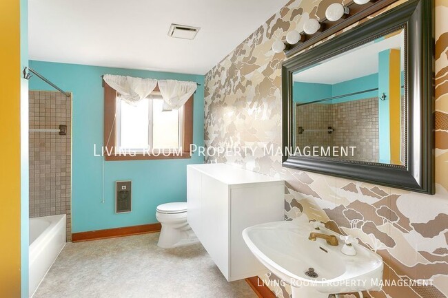 Building Photo - 7061 N. University-