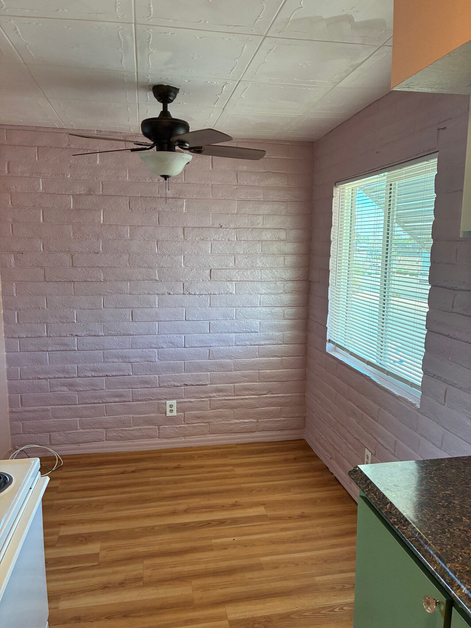 Building Photo - 923 N Swan Rd