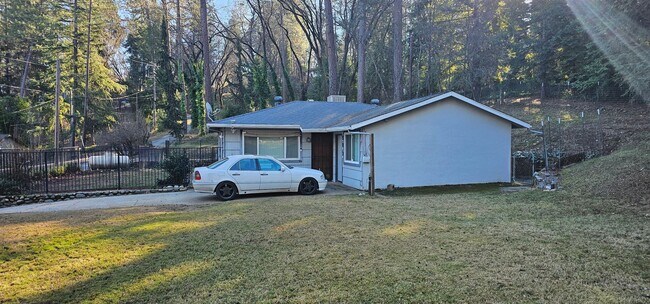 Building Photo - Charming Country Retreat Awaits You!