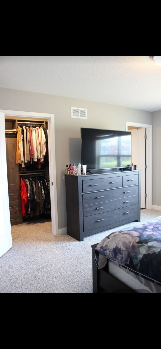 Building Photo - 11624 Pineridge Way N