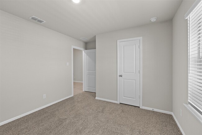 Building Photo - 552 Crestridge Dr N