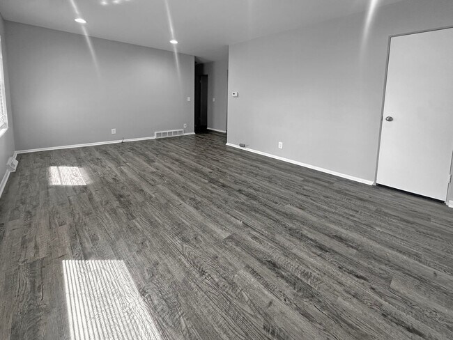 Building Photo - 27 Ridgewood St