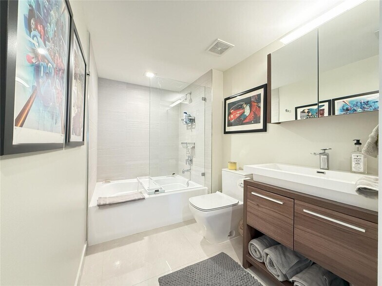 Building Photo - 1155 Brickell Bay Dr