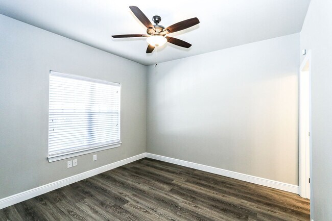 Building Photo - 3 Bed/ 3Bath townhome with Roof top Deck!