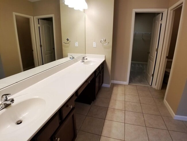 Building Photo - 3872 Fairhill Point