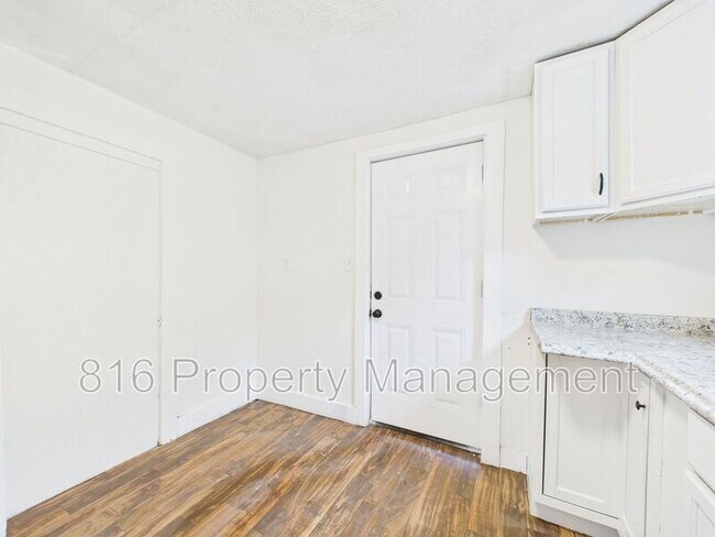 Building Photo - 411 Main St