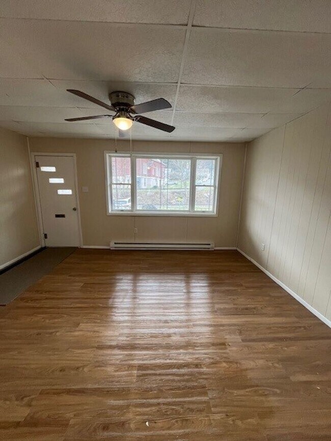 Building Photo - 3-4 bedroom, 2 bathroom