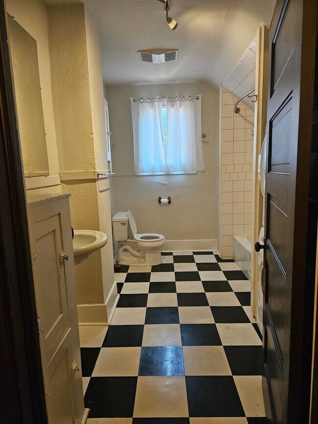 Building Photo - 318-320 W Myrtle