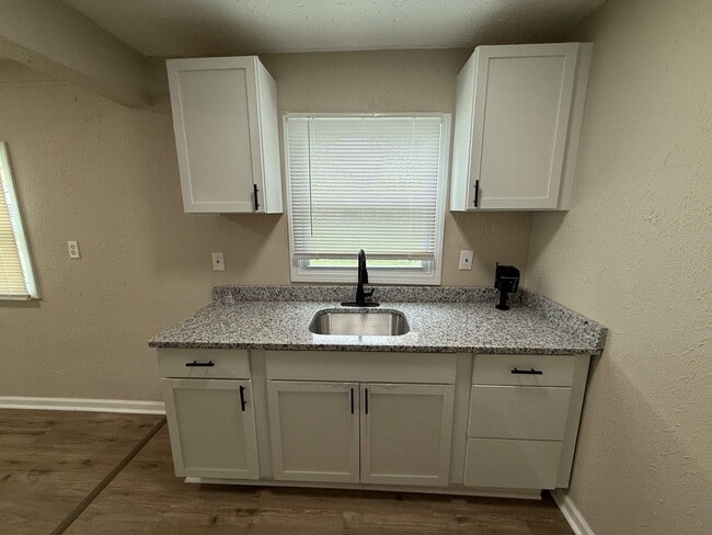Building Photo - Renovated 4-Bedroom Home – We Welcome Sect...