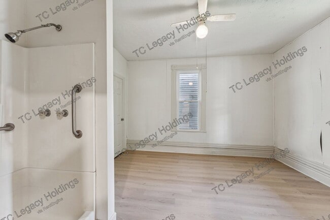 Building Photo - 907 Floral Ave