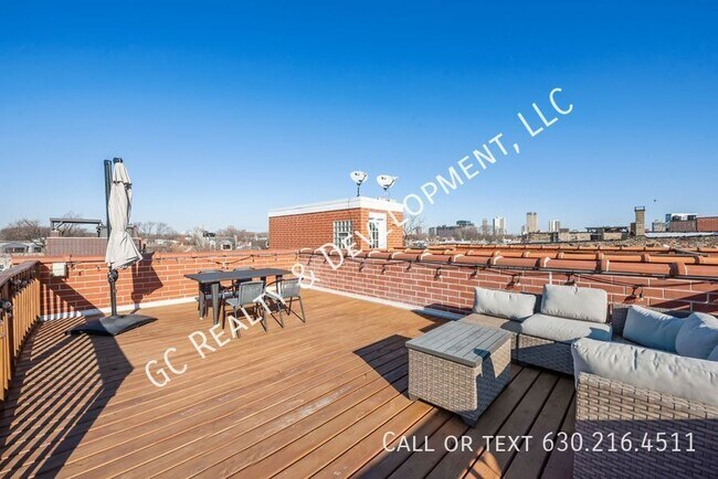 Building Photo - 1136 W Fullerton Ave
