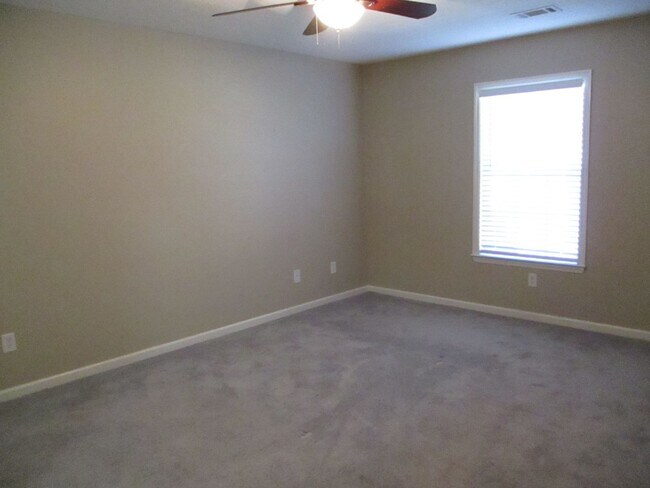 Building Photo - Spacious 2 Bedroom Townhome with Bonus Room & Private Backyard