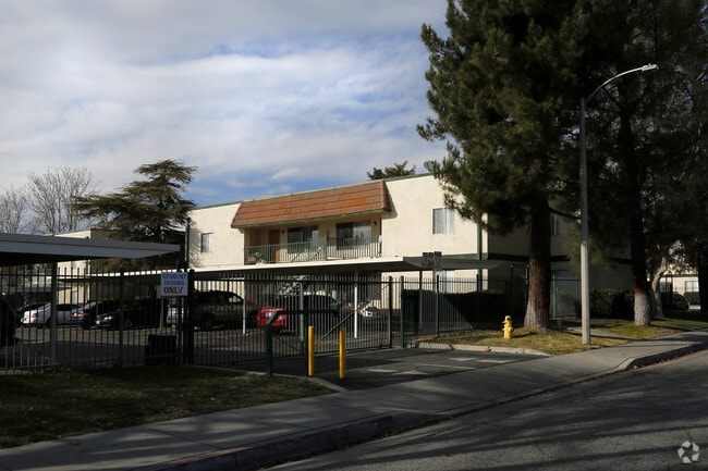 Building Photo - Pine Tree Apartments