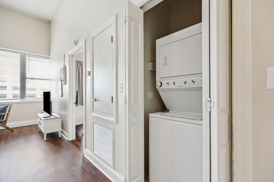 Building Photo - 925 Common St