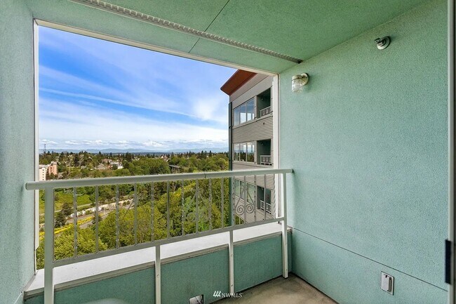 Building Photo - Stunning 11th-Floor Condo with Breathtaking Views | Secure Building & Central AC