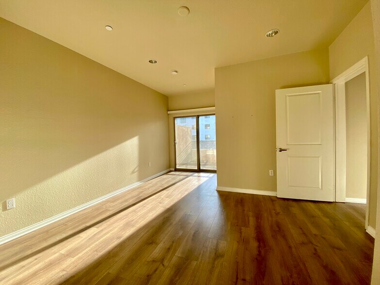 Master Bed - 5827 Carlton Way