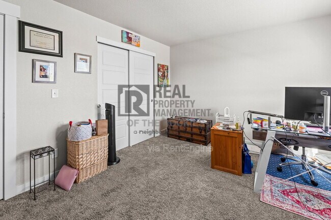 Building Photo - 218 E Chestnut St