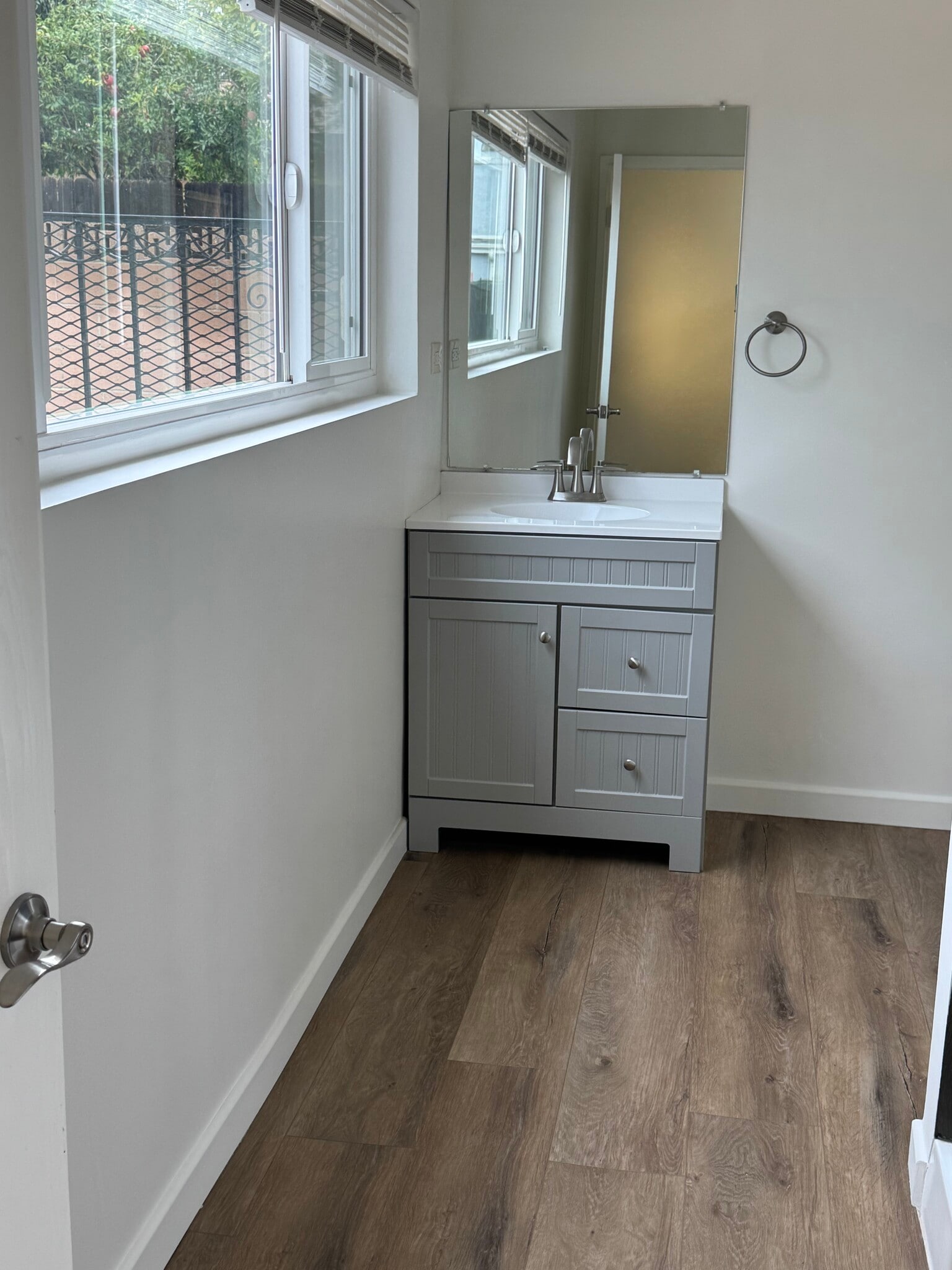 Bathroom apartment - 11305 Sheldon St