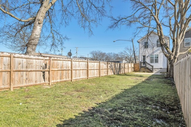 Building Photo - 611 James Ave