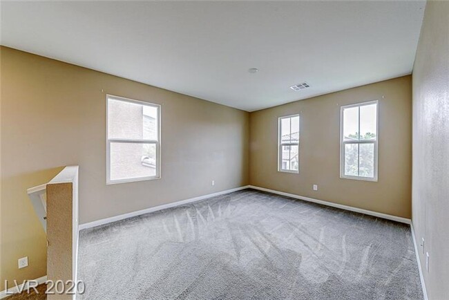Building Photo - Northwest 4 bedroom!