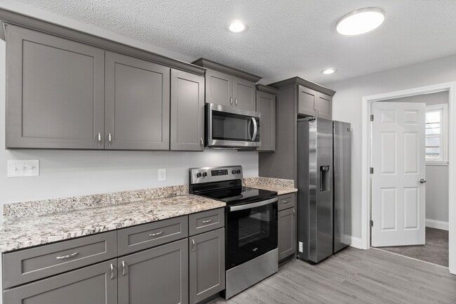 Building Photo - 3 Bedroom 2 Bath Renovated Pet Friendly Home For Rent!