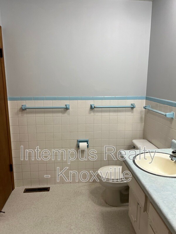 Building Photo - 5801 Ridgewood Rd