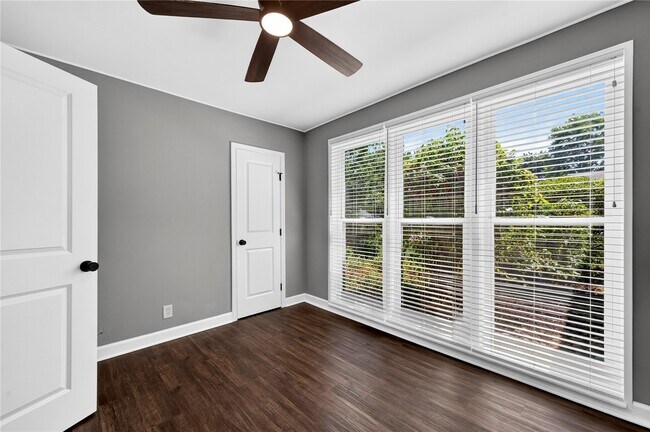 Building Photo - 725 Berick Dr