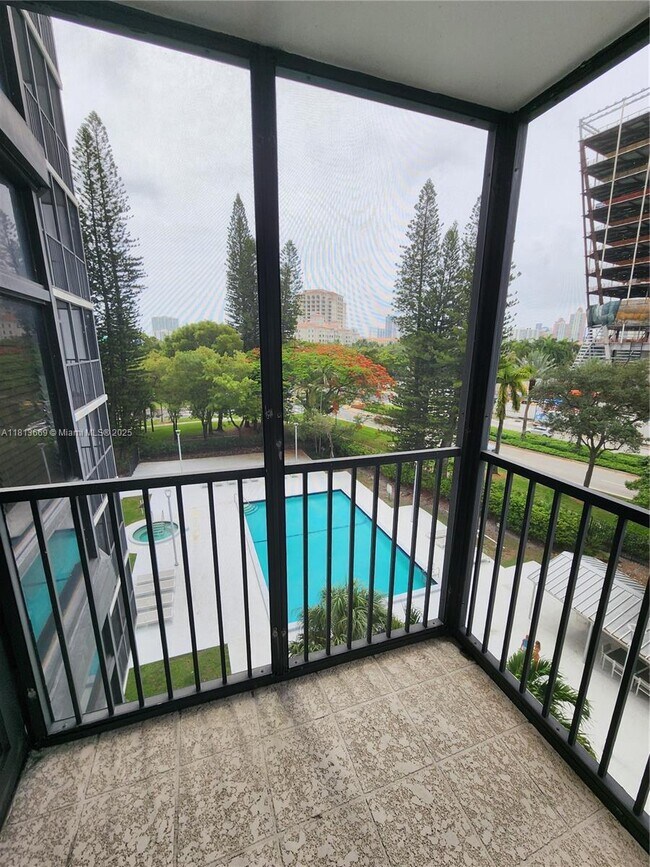 Primary Photo - 20100 W Country Club Dr