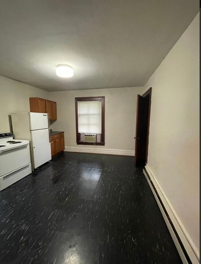 Building Photo - Spacious two bedroom apartment available W...