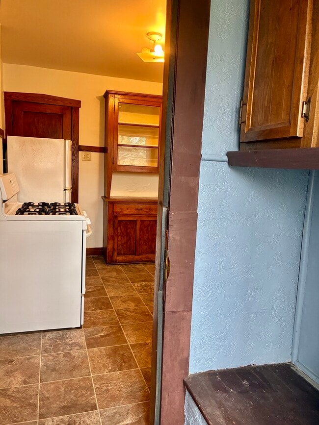 Building Photo - 254 Edward St