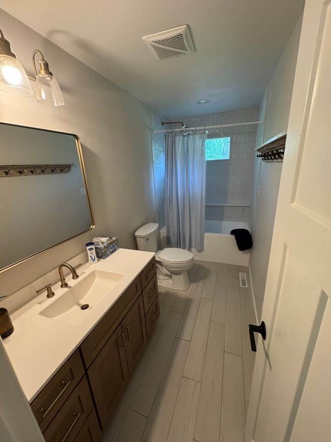 Building Photo - 4 Bedroom Updated Acreage