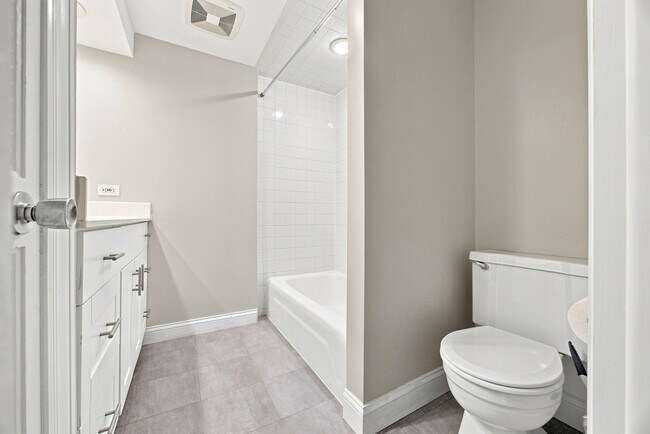 Building Photo - 4904 W Gunnison St
