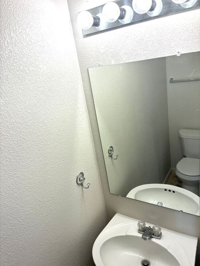 Building Photo - 3 Bedroom, 2.5 Bath Townhome with 2 Car At...