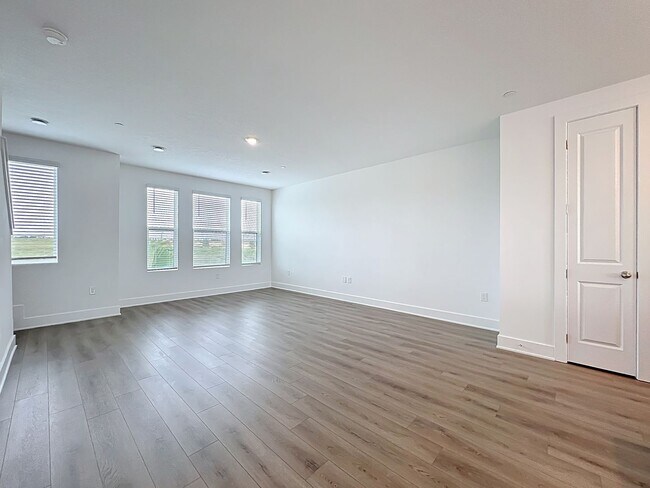 Building Photo - 15465 Hamlin Pk Dr