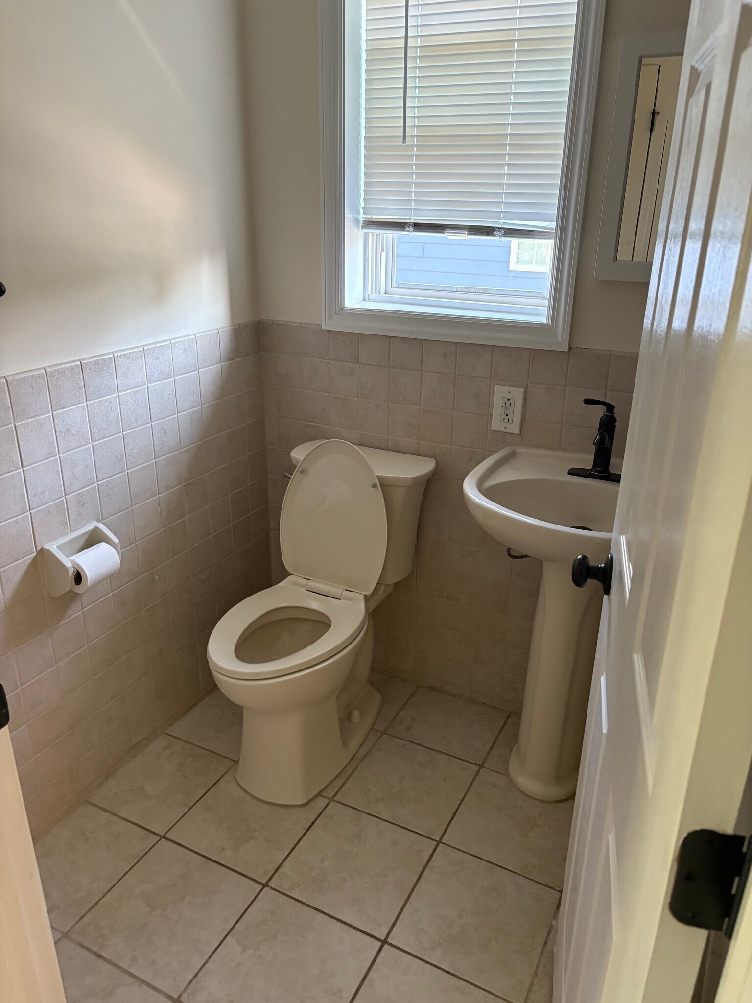 Building Photo - 634 W Broad St