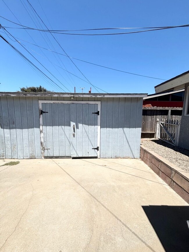 Building Photo - Lovely 3 Bedroom Home in Established Neigh...