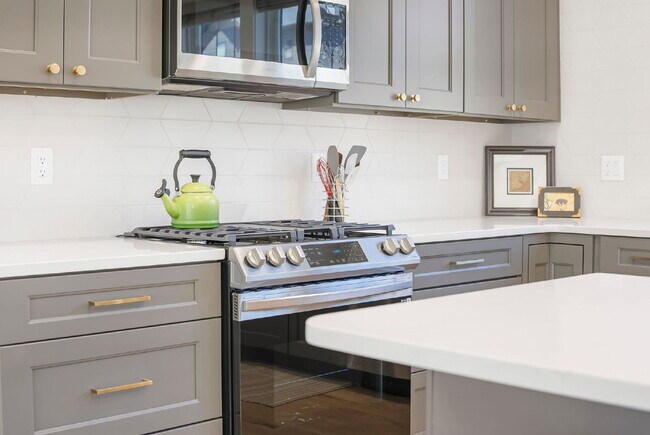 Building Photo - Fully Furnished | Asheville Area | 3–12 Month Leases Available