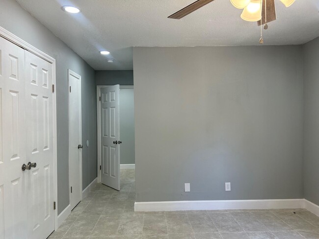 Building Photo - 7923 Oak Forest Dr