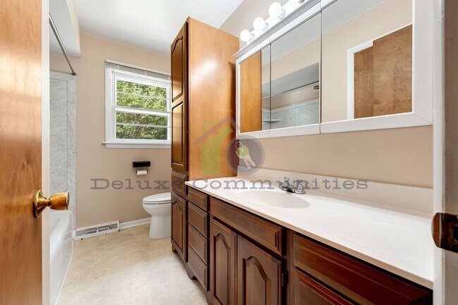 Building Photo - Charming 3 Bedroom 1.5 Bath