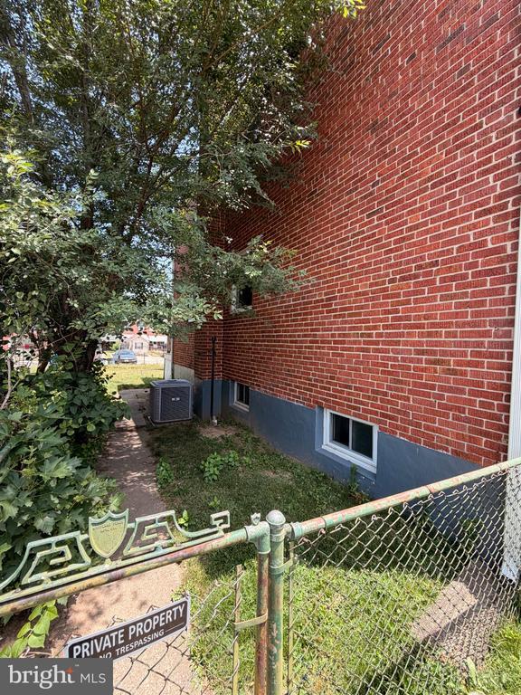 Building Photo - 2717 Creston Rd