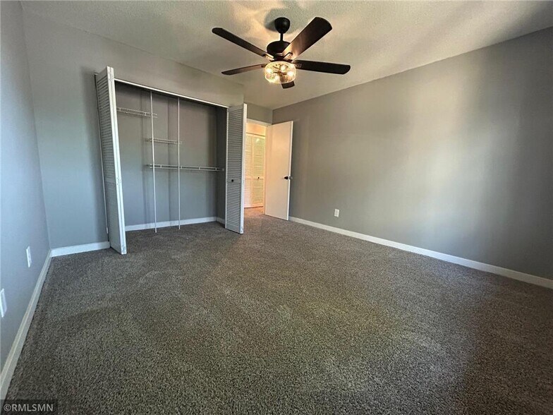 Large Bedroom - 4371 Wilshire Blvd