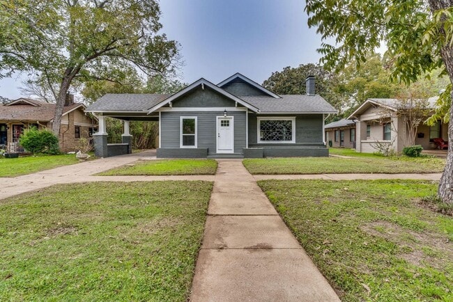Primary Photo - Beautiful home in Southwest Cleburne