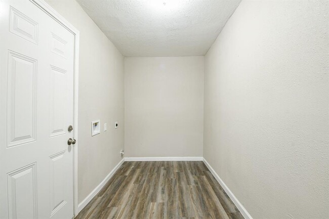 Building Photo - 319 Rustic Dr
