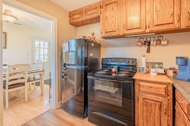 Building Photo - 104 Sharyn Ln